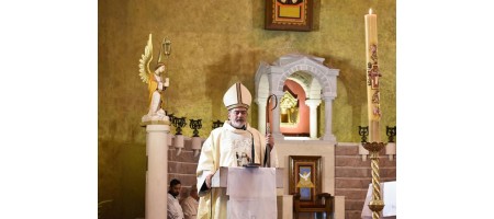 En la Vigilia Pascual, monseñor Domínguez invitó a que nuestra vida "sea luz" y anunciemos en un grito de alegría que Cristo está vivo.